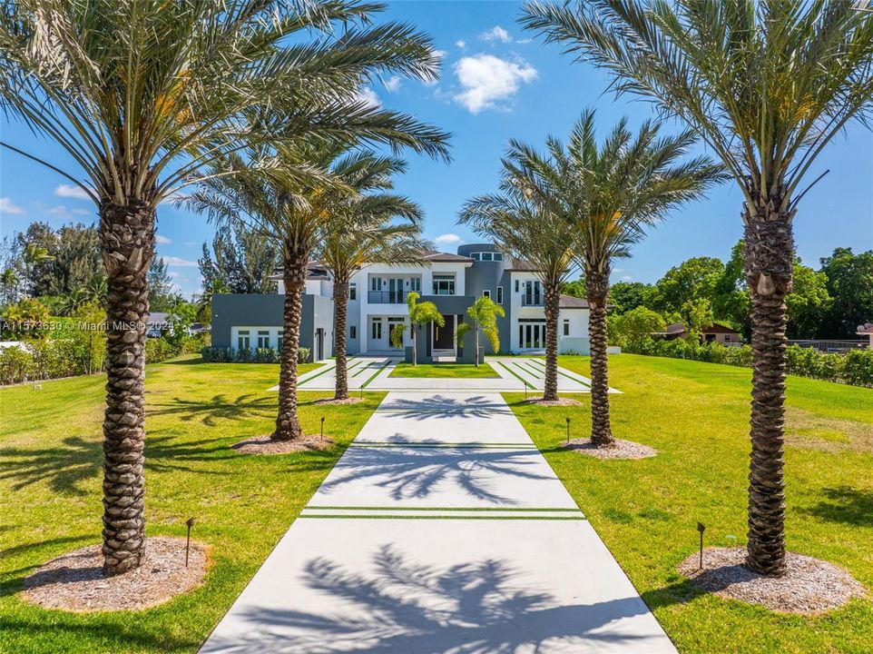 For Sale: $16,800,000 (6 beds, 7 baths, 7001 Square Feet)