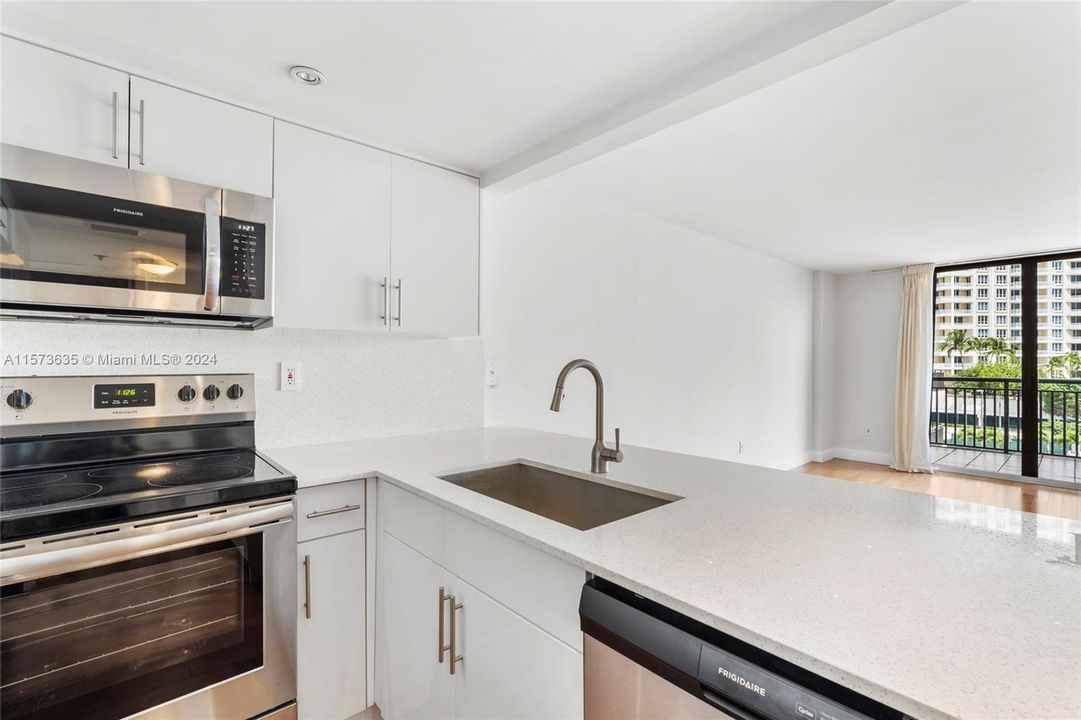 Active With Contract: $365,000 (1 beds, 1 baths, 700 Square Feet)