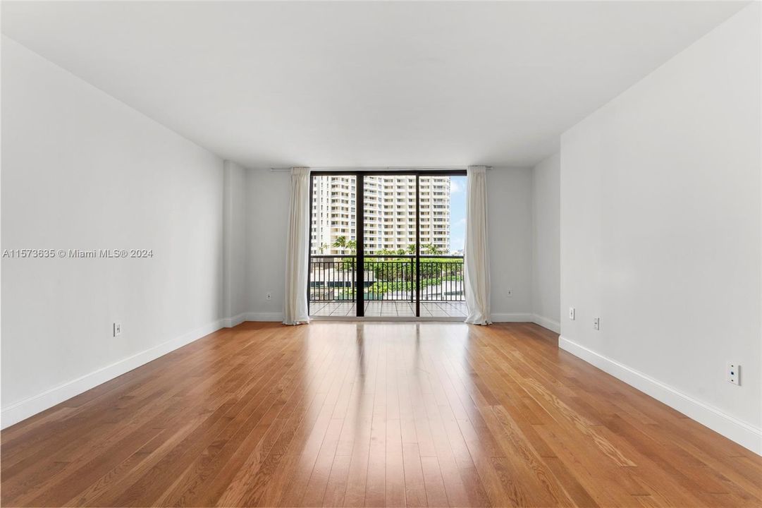 For Sale: $365,000 (1 beds, 1 baths, 700 Square Feet)
