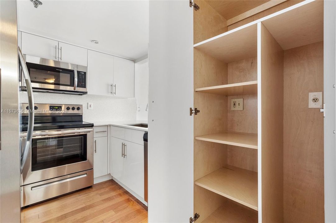 For Sale: $365,000 (1 beds, 1 baths, 700 Square Feet)