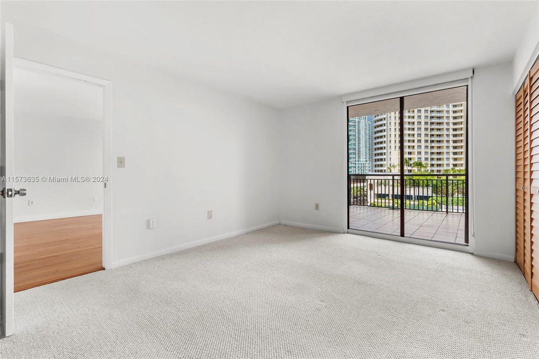 Active With Contract: $365,000 (1 beds, 1 baths, 700 Square Feet)