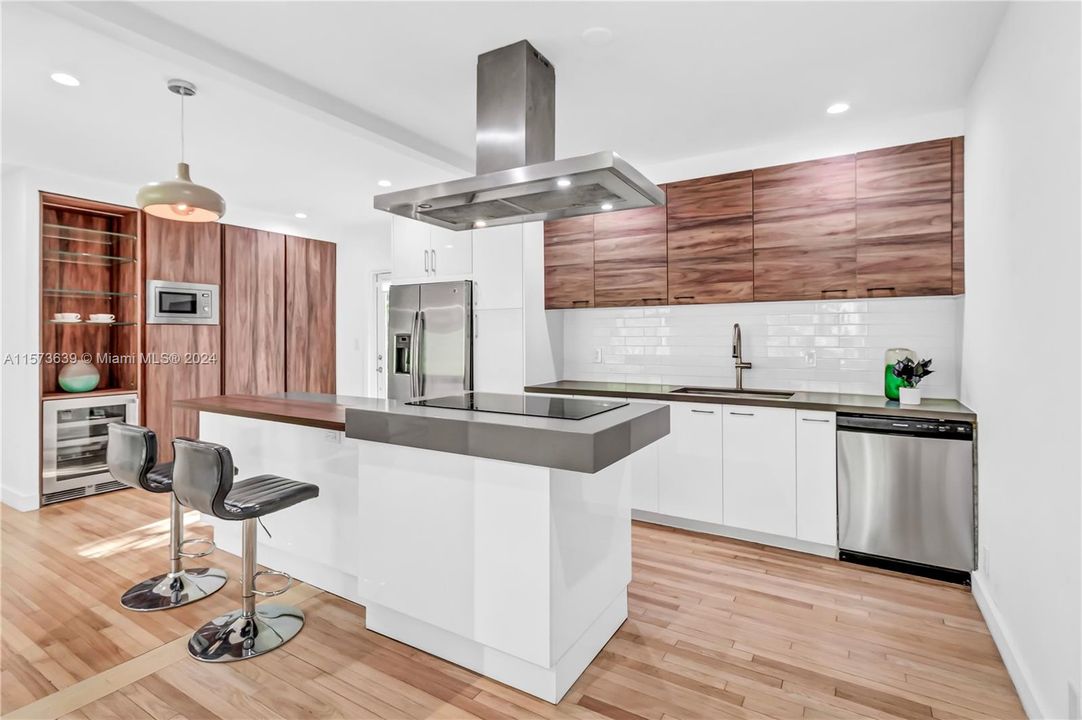 For Sale: $2,150,000 (3 beds, 2 baths, 2317 Square Feet)