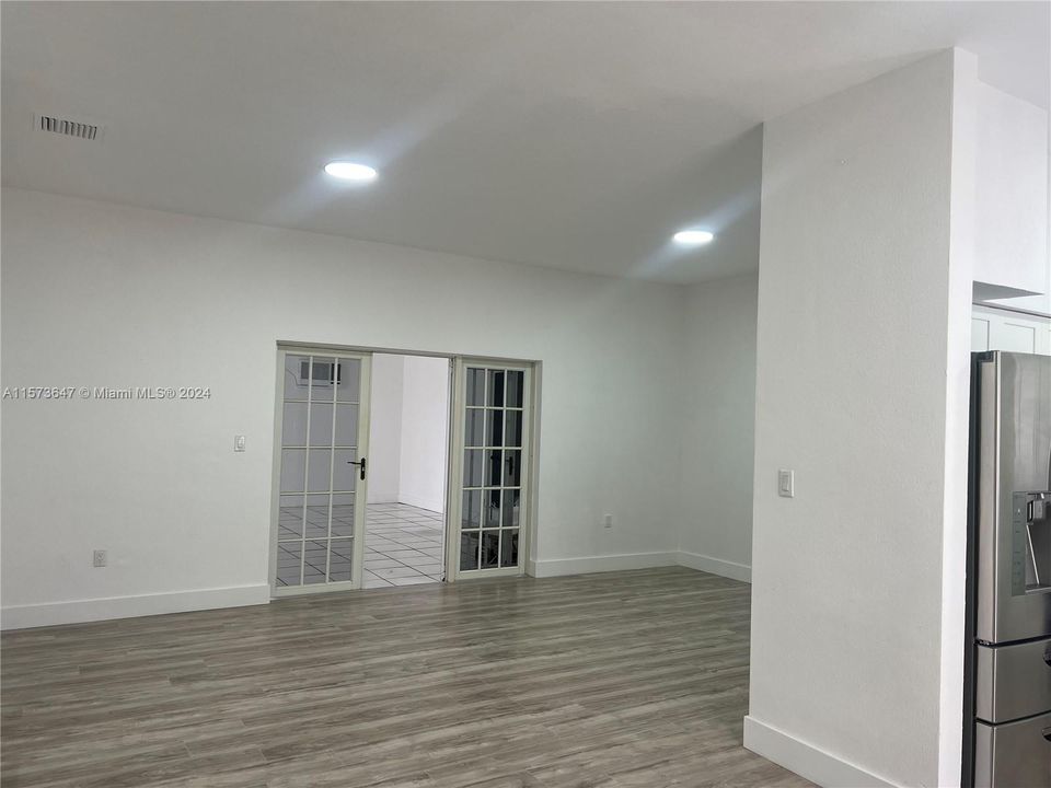 Activo con contrato: $585,000 (3 camas, 3 baños, 2144 Pies cuadrados)