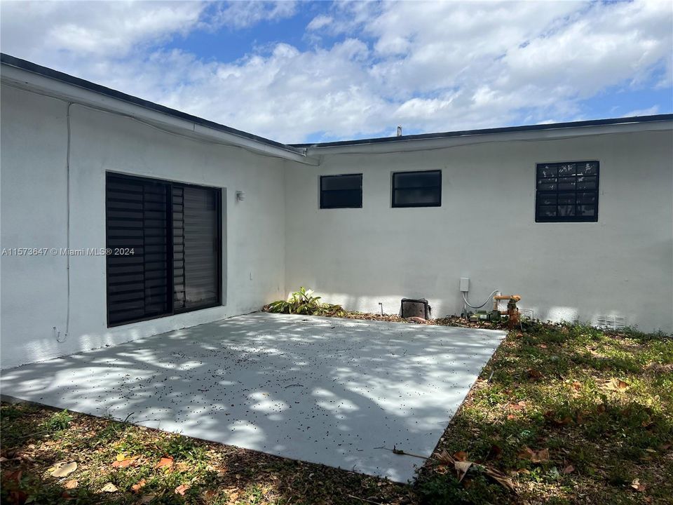 Active With Contract: $585,000 (3 beds, 3 baths, 2144 Square Feet)