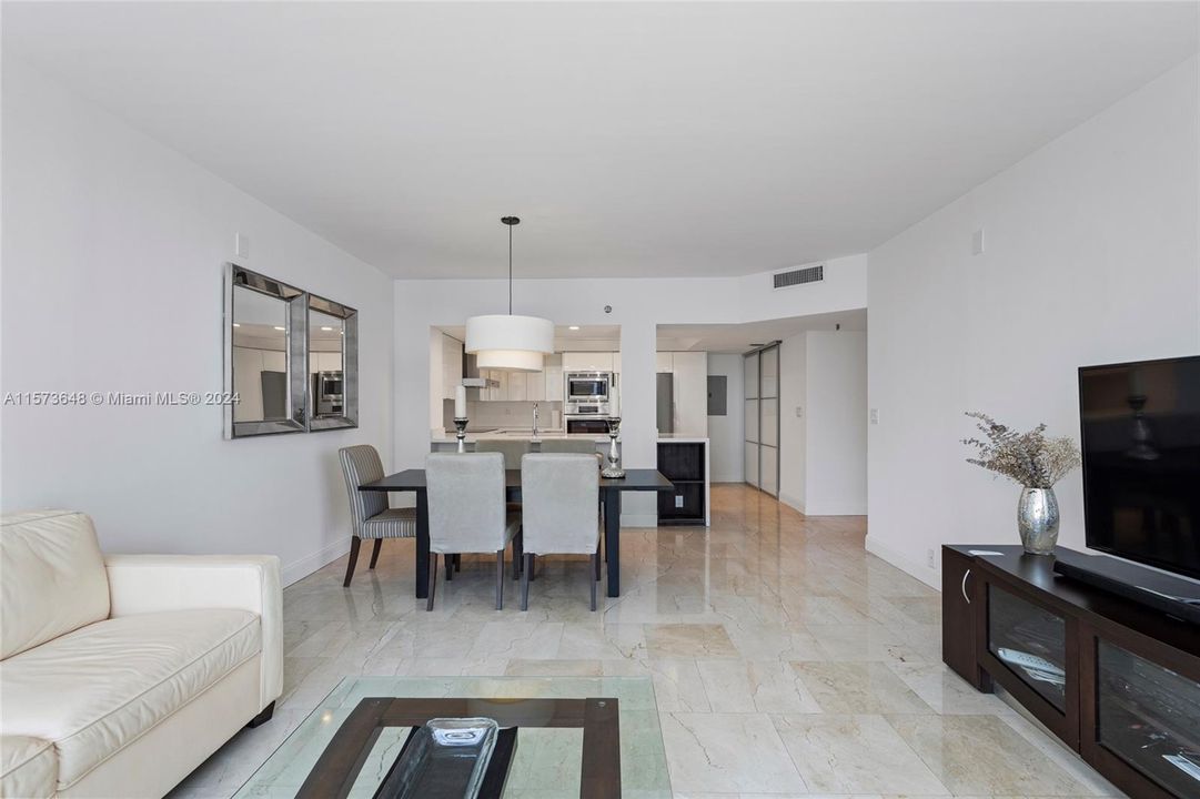 For Sale: $790,000 (2 beds, 2 baths, 1214 Square Feet)