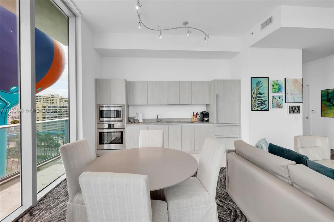 For Sale: $685,000 (1 beds, 1 baths, 701 Square Feet)