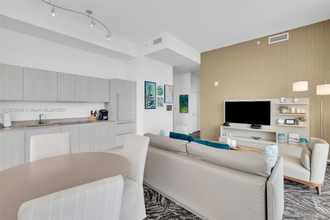 For Sale: $685,000 (1 beds, 1 baths, 701 Square Feet)