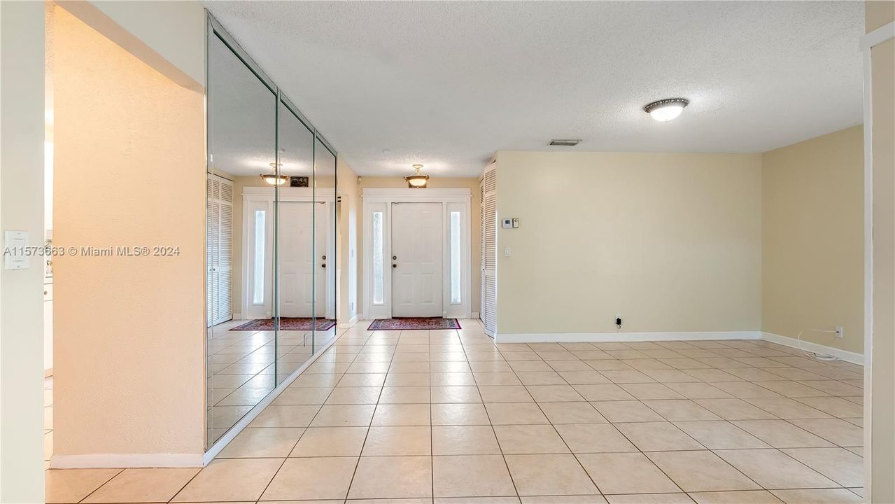 For Sale: $335,000 (2 beds, 2 baths, 1106 Square Feet)