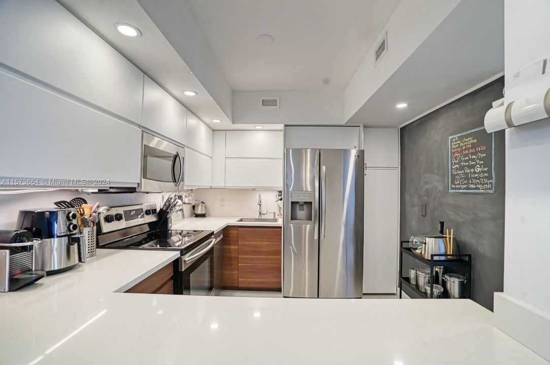 Active With Contract: $4,250 (2 beds, 2 baths, 1270 Square Feet)
