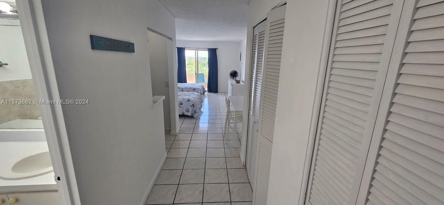 Active With Contract: $1,650 (0 beds, 1 baths, 445 Square Feet)