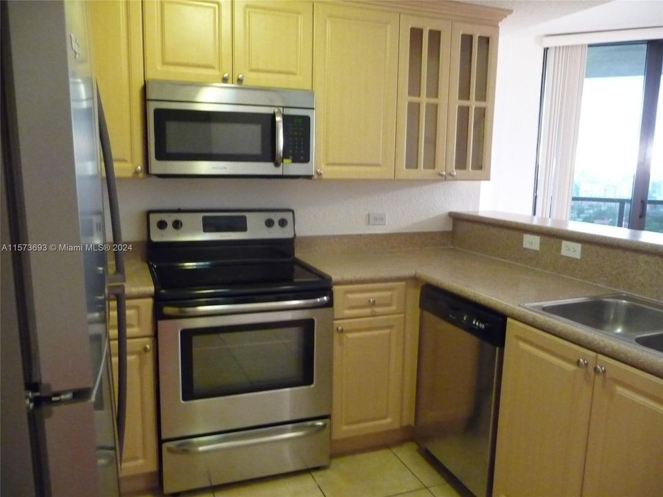 Active With Contract: $2,750 (2 beds, 2 baths, 1128 Square Feet)