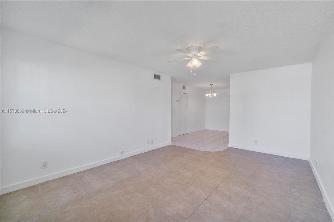 For Sale: $255,000 (2 beds, 2 baths, 870 Square Feet)