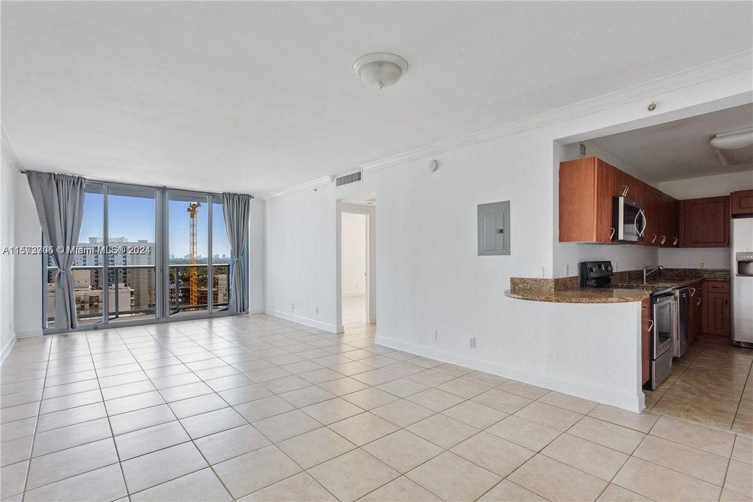 Active With Contract: $2,300 (1 beds, 1 baths, 898 Square Feet)