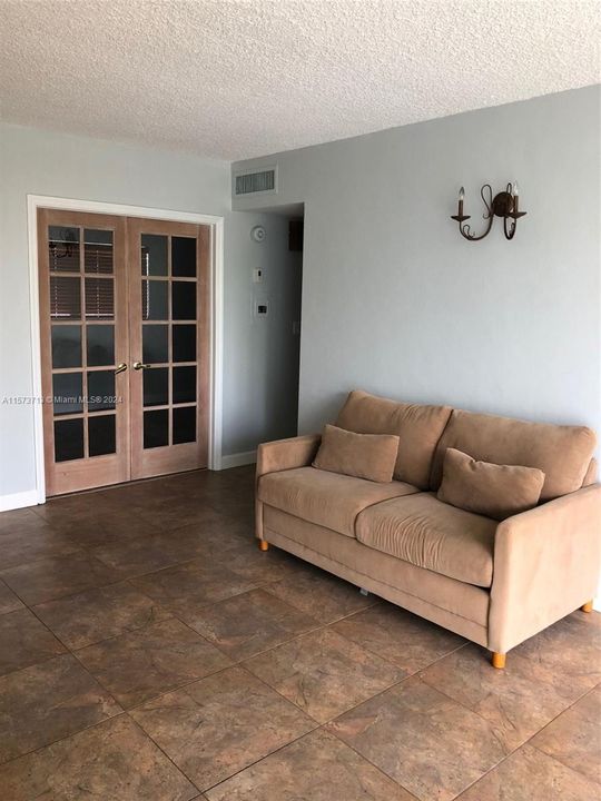 For Rent: $2,200 (1 beds, 1 baths, 585 Square Feet)