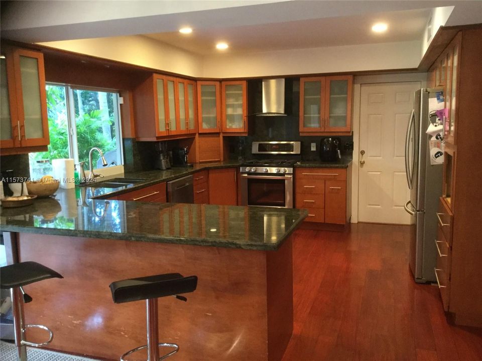 For Rent: $10,500 (6 beds, 4 baths, 3442 Square Feet)