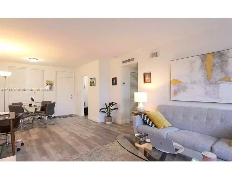 For Sale: $298,000 (1 beds, 1 baths, 650 Square Feet)