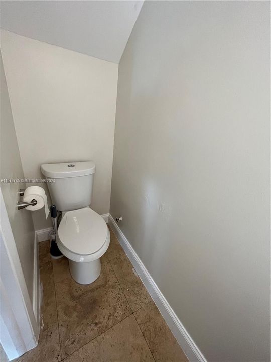 For Sale: $380,000 (2 beds, 1 baths, 1012 Square Feet)