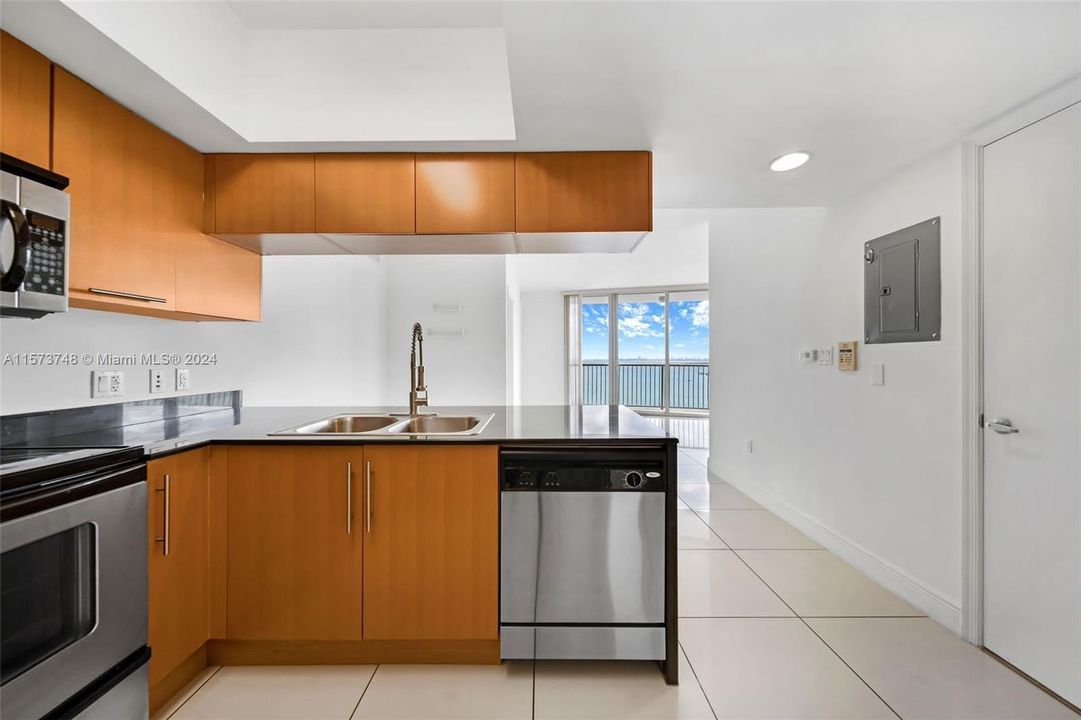 For Sale: $650,000 (2 beds, 2 baths, 1048 Square Feet)