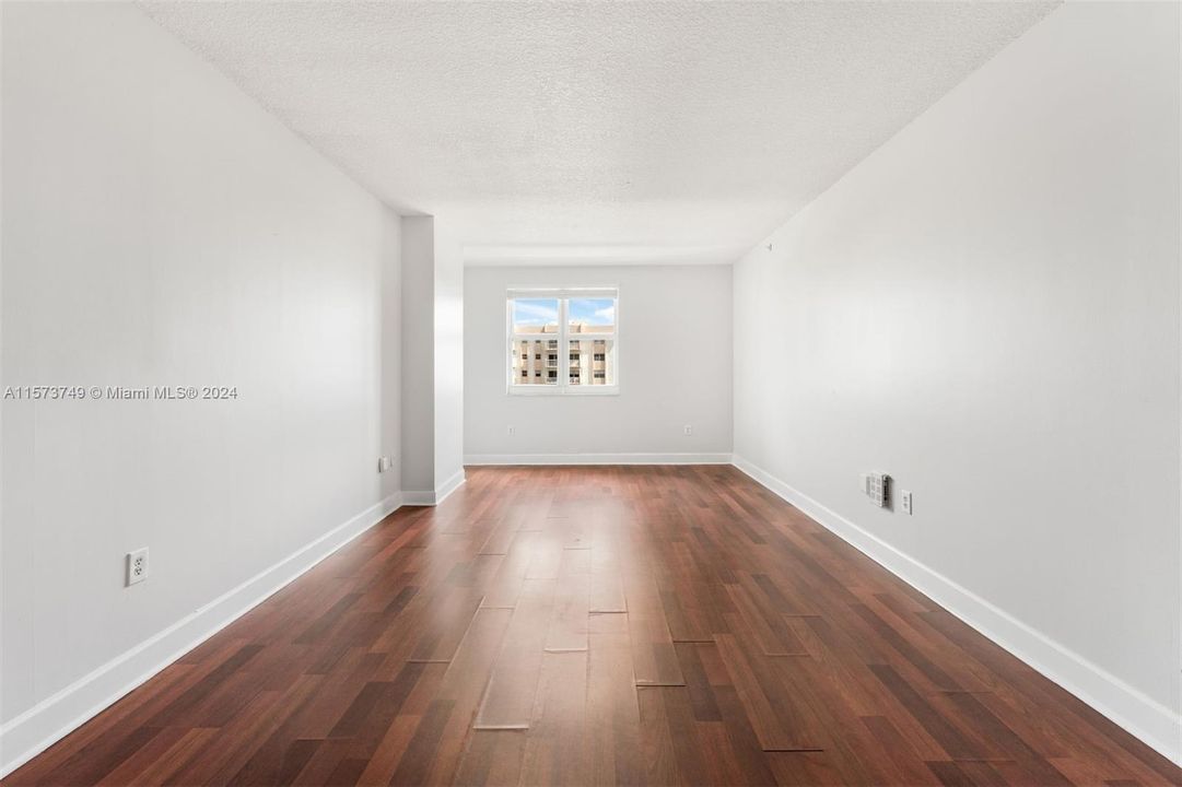Active With Contract: $2,450 (1 beds, 1 baths, 762 Square Feet)