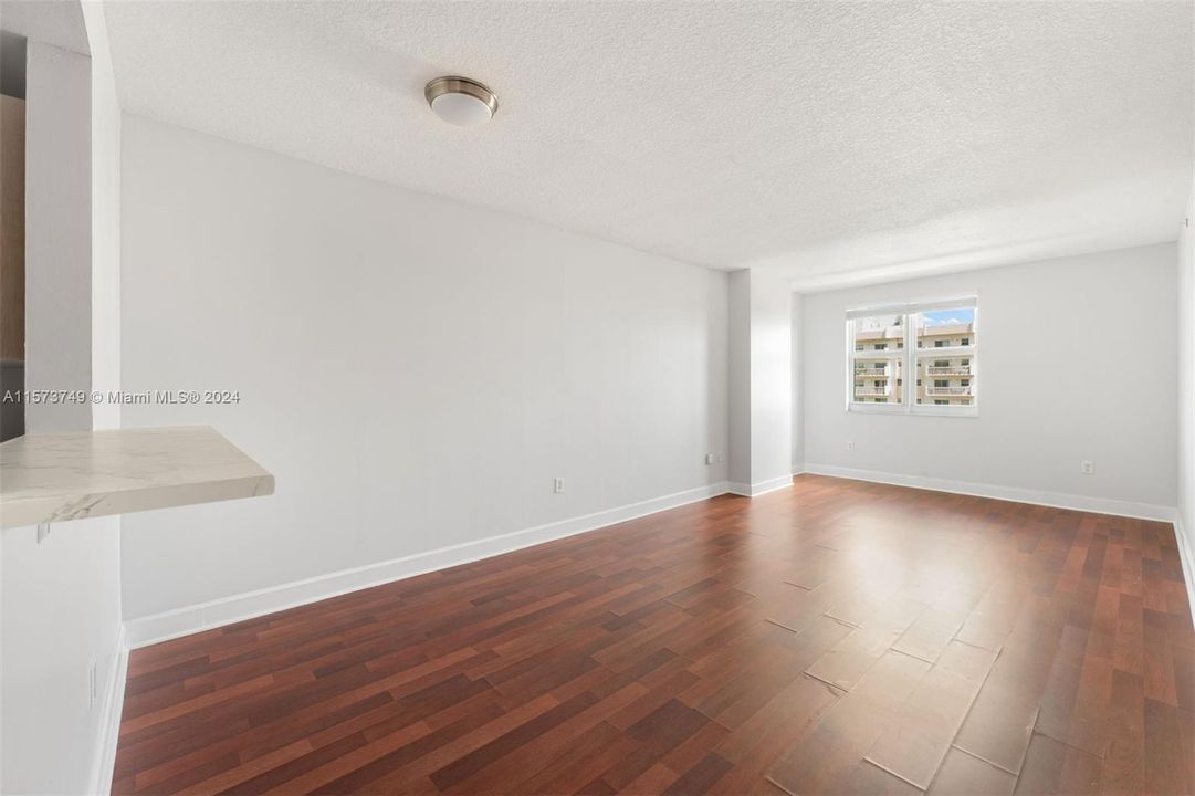 Active With Contract: $2,450 (1 beds, 1 baths, 762 Square Feet)