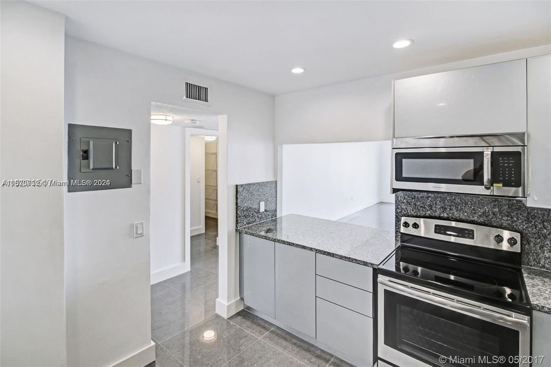 For Rent: $2,250 (1 beds, 1 baths, 1066 Square Feet)