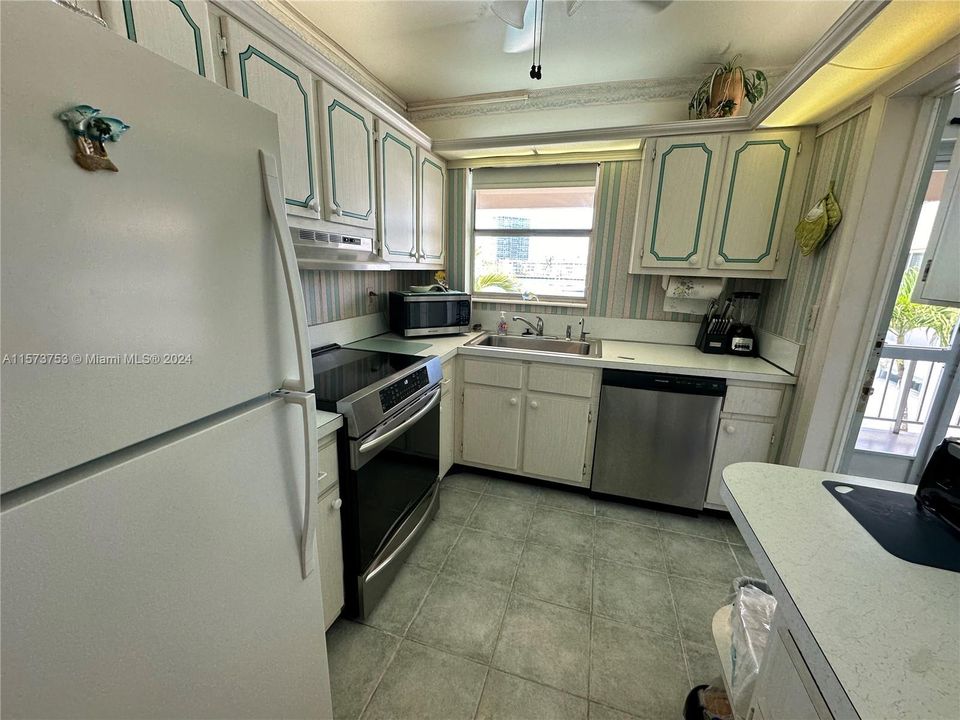For Rent: $2,600 (2 beds, 2 baths, 1055 Square Feet)