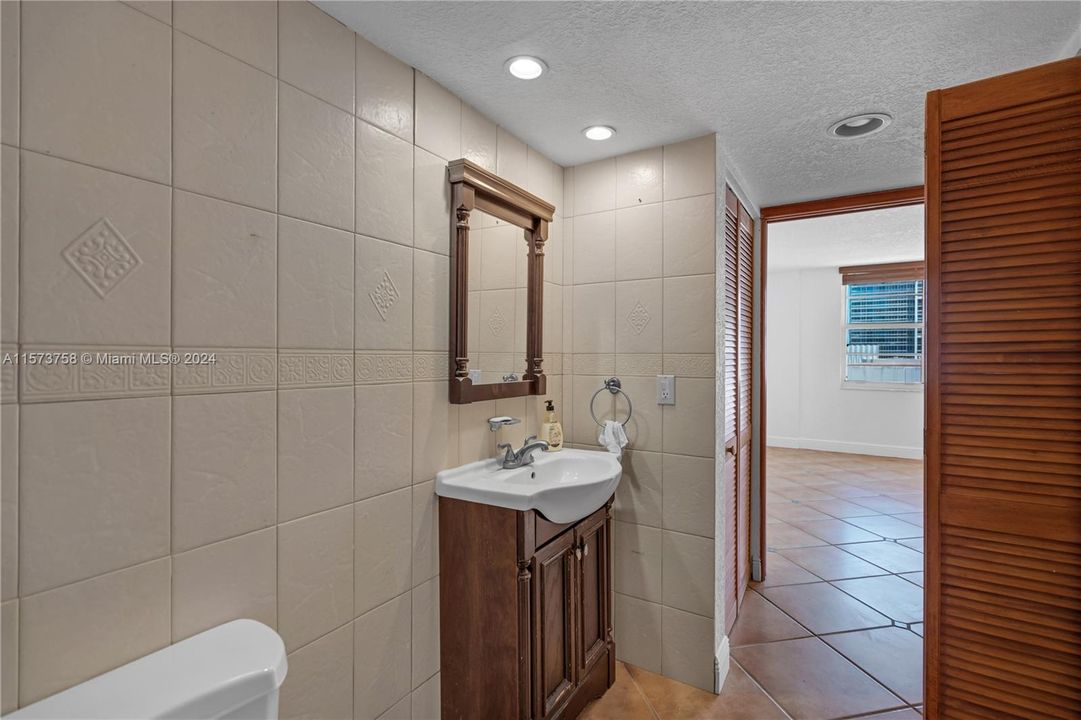 For Sale: $349,999 (1 beds, 1 baths, 905 Square Feet)