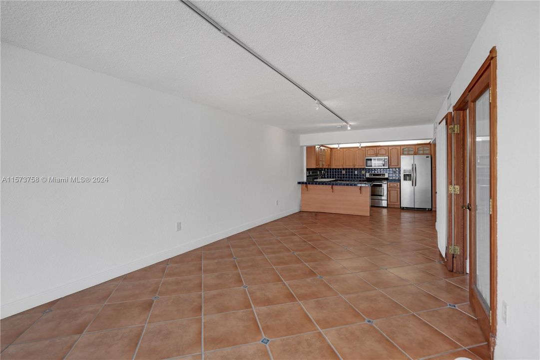 For Sale: $349,999 (1 beds, 1 baths, 905 Square Feet)