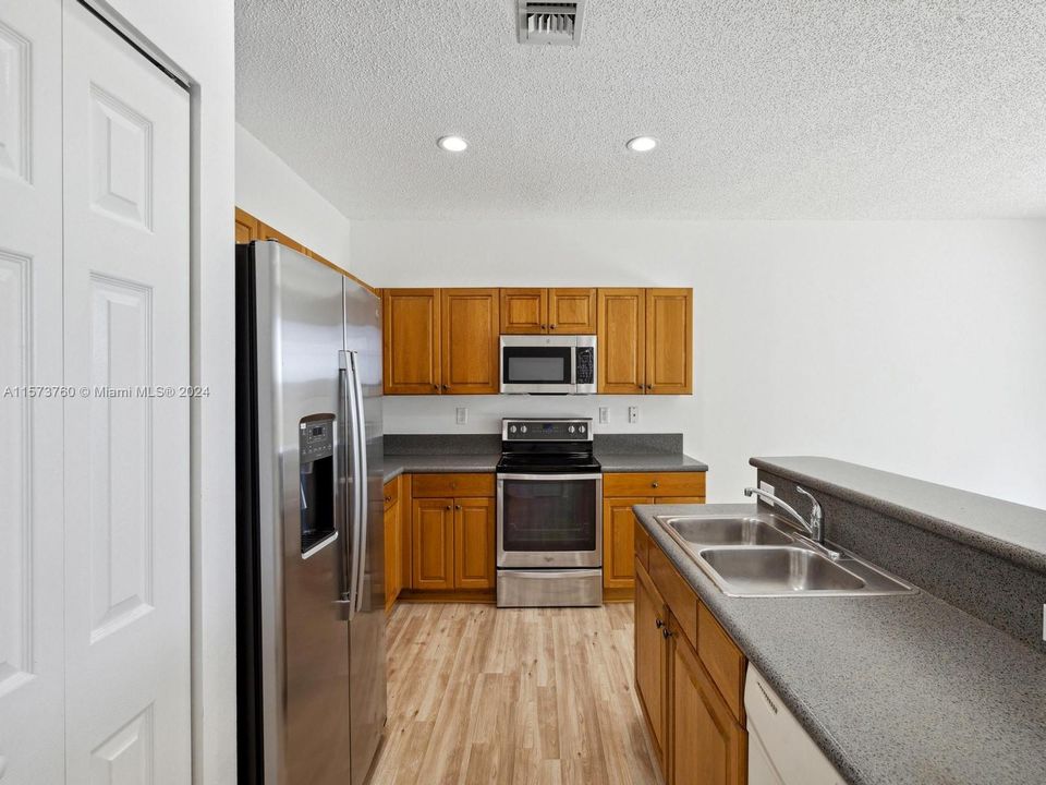 For Sale: $375,000 (3 beds, 2 baths, 1584 Square Feet)
