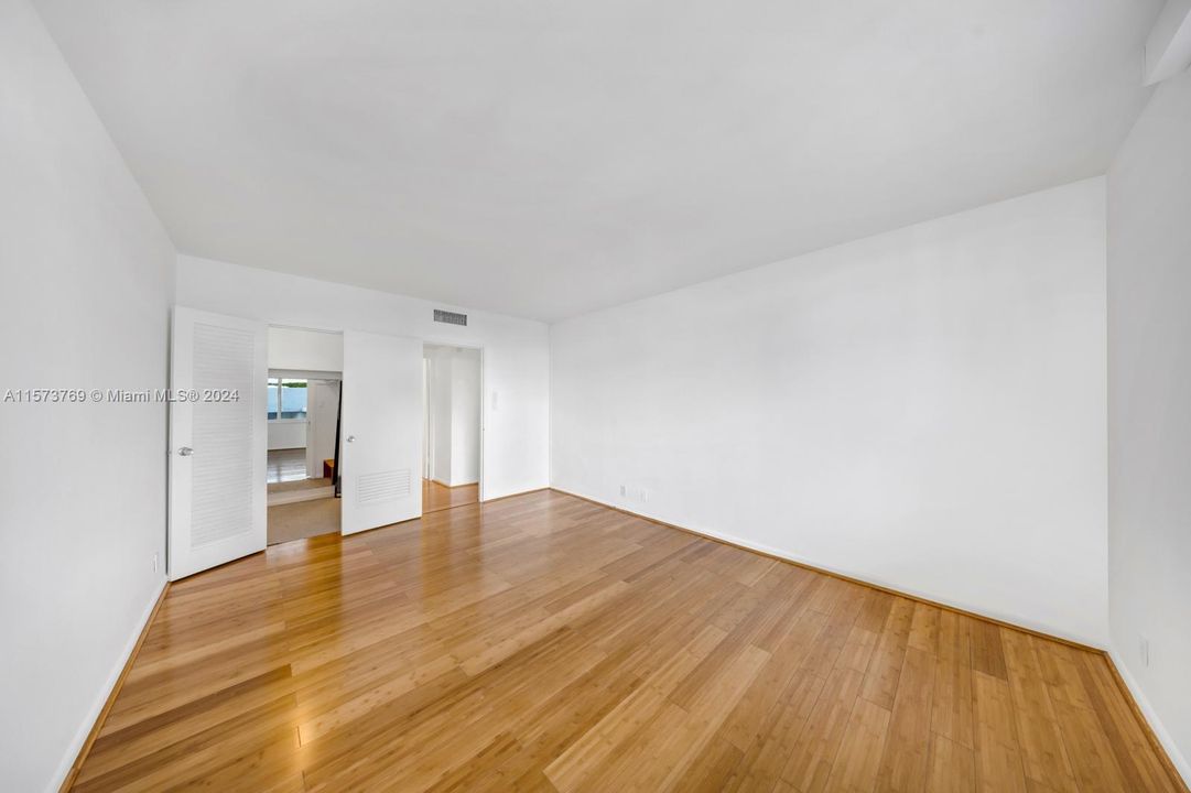 For Sale: $420,000 (1 beds, 1 baths, 837 Square Feet)