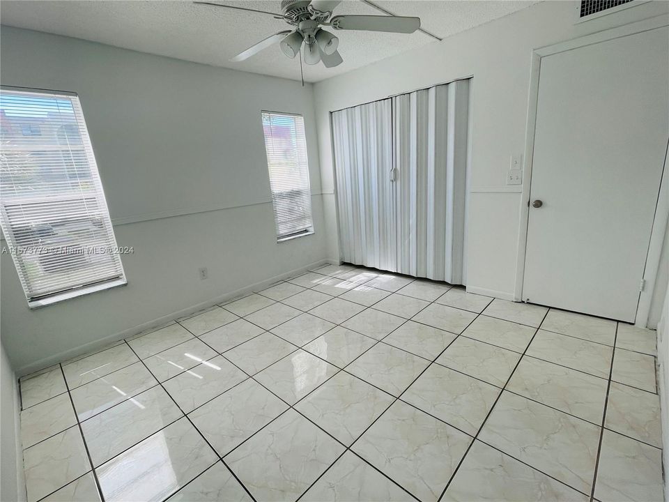 For Sale: $150,000 (2 beds, 2 baths, 959 Square Feet)