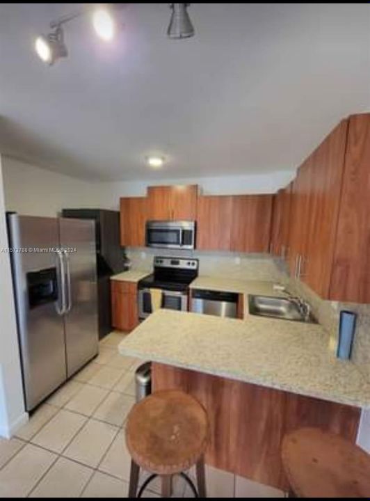For Sale: $253,000 (2 beds, 1 baths, 670 Square Feet)