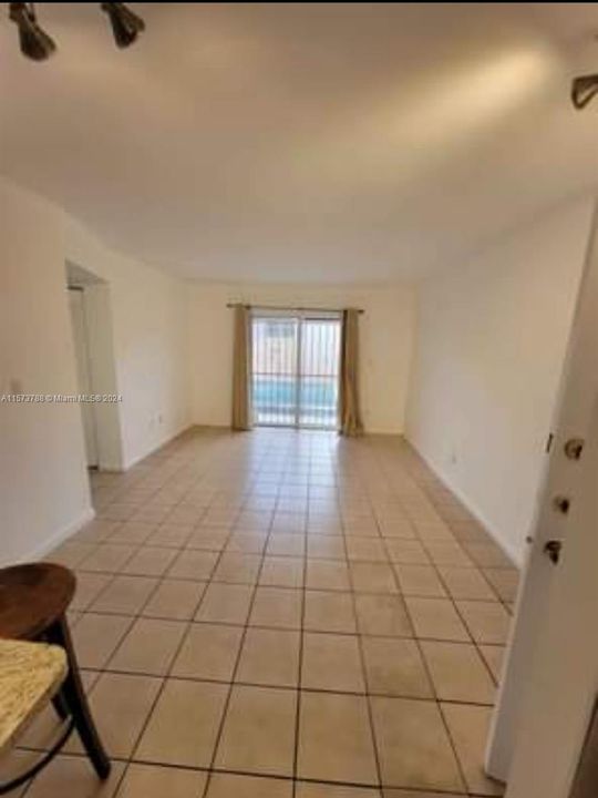For Sale: $255,000 (2 beds, 1 baths, 670 Square Feet)