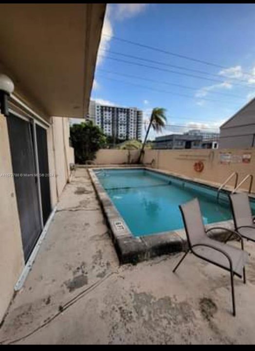 For Sale: $255,000 (2 beds, 1 baths, 670 Square Feet)