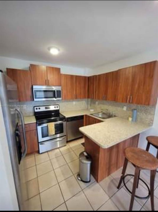 For Sale: $253,000 (2 beds, 1 baths, 670 Square Feet)