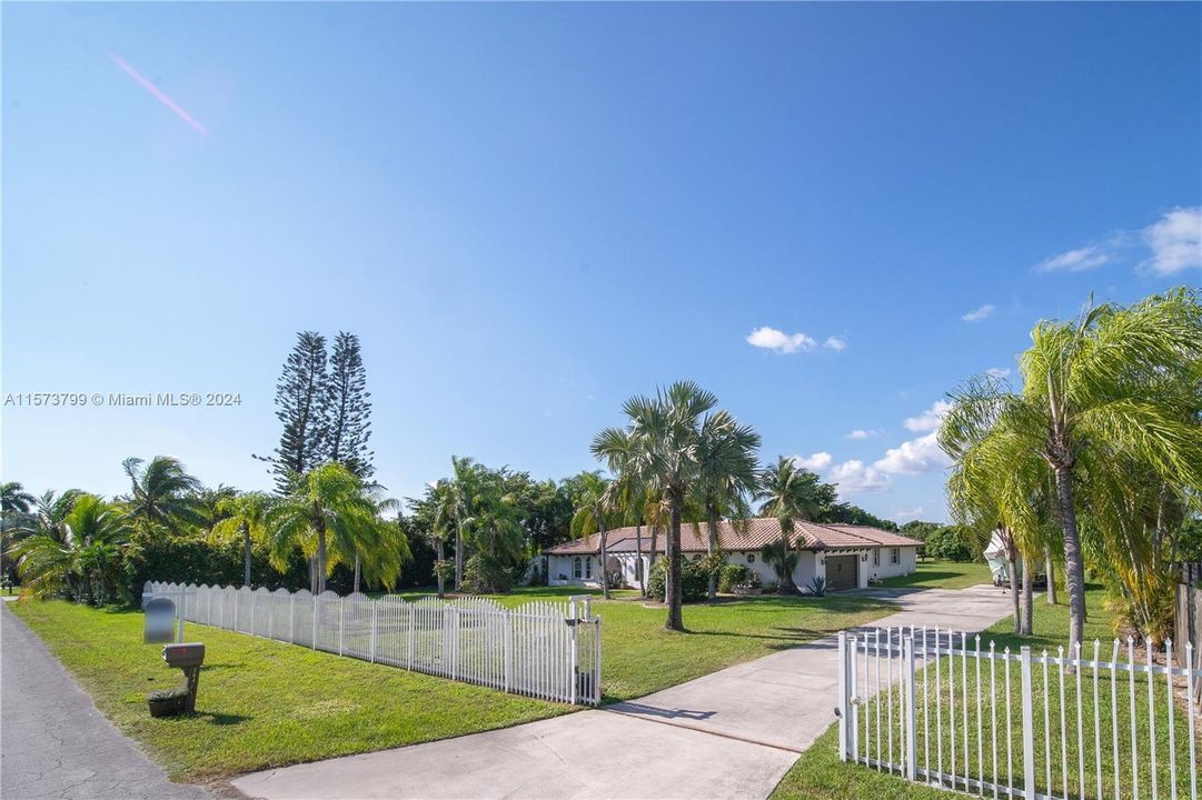 For Sale: $1,350,000 (4 beds, 3 baths, 3091 Square Feet)
