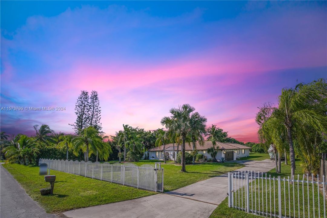 Active With Contract: $1,350,000 (4 beds, 3 baths, 3091 Square Feet)