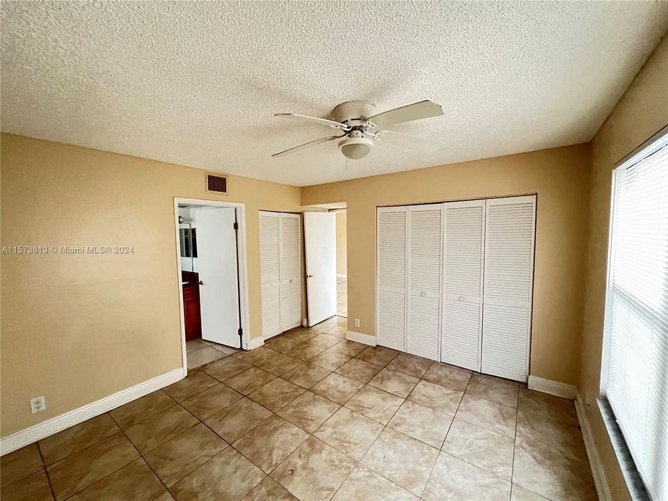 For Sale: $220,000 (2 beds, 2 baths, 904 Square Feet)
