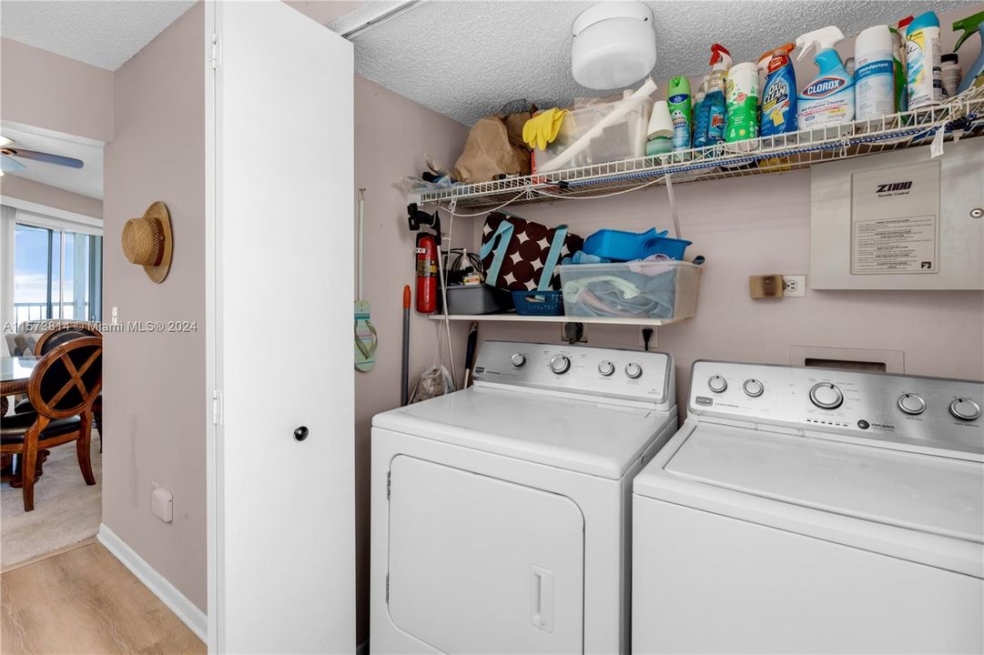 For Sale: $214,900 (2 beds, 2 baths, 1040 Square Feet)