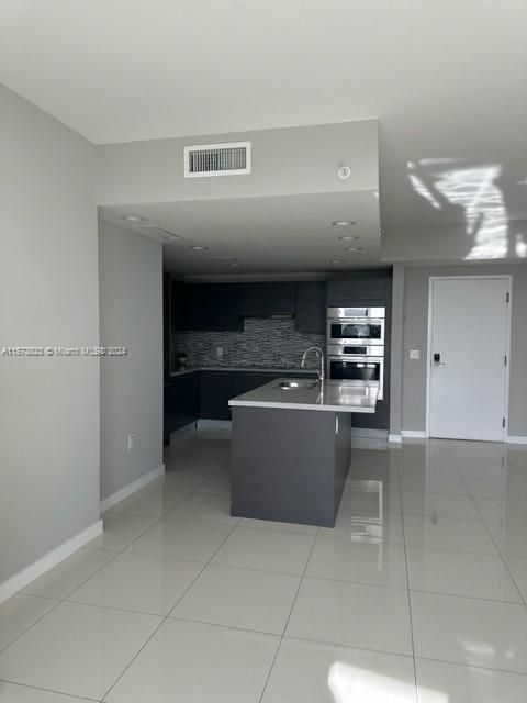 For Rent: $2,900 (2 beds, 2 baths, 1076 Square Feet)