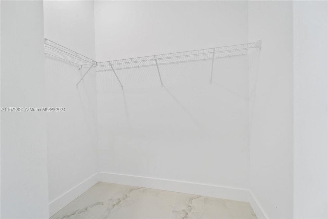 合同活跃: $404,000 (4 贝兹, 2 浴室, 1833 平方英尺)