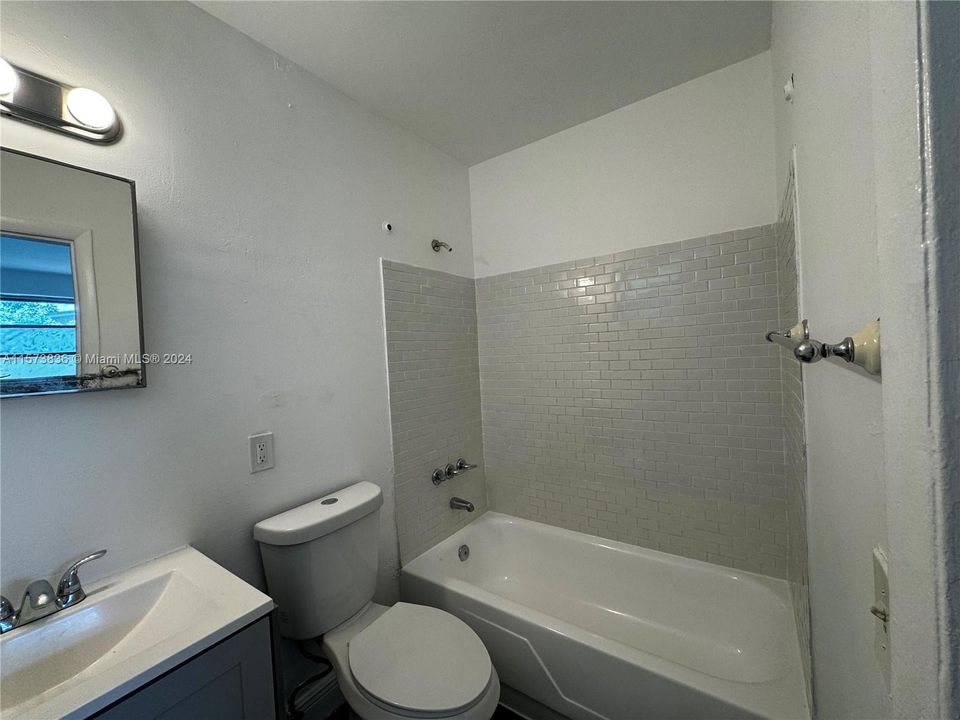 合同活跃: $1,495 (1 贝兹, 1 浴室, 640 平方英尺)