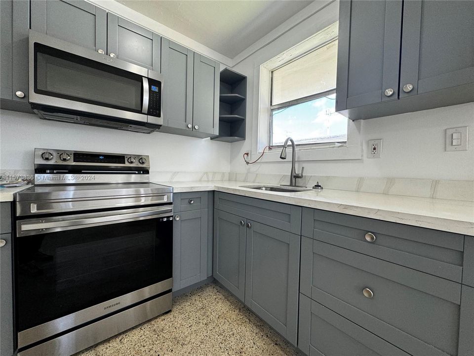 Active With Contract: $1,495 (1 beds, 1 baths, 640 Square Feet)