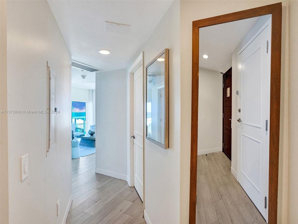 For Sale: $579,500 (1 beds, 2 baths, 1028 Square Feet)