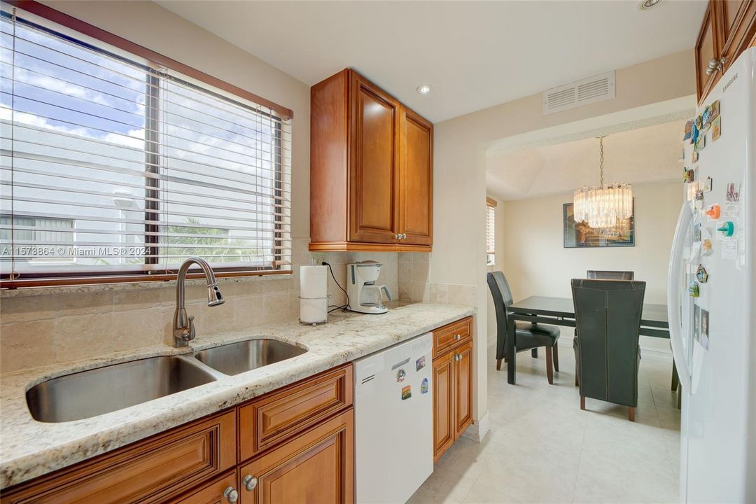 For Sale: $183,999 (2 beds, 2 baths, 1100 Square Feet)
