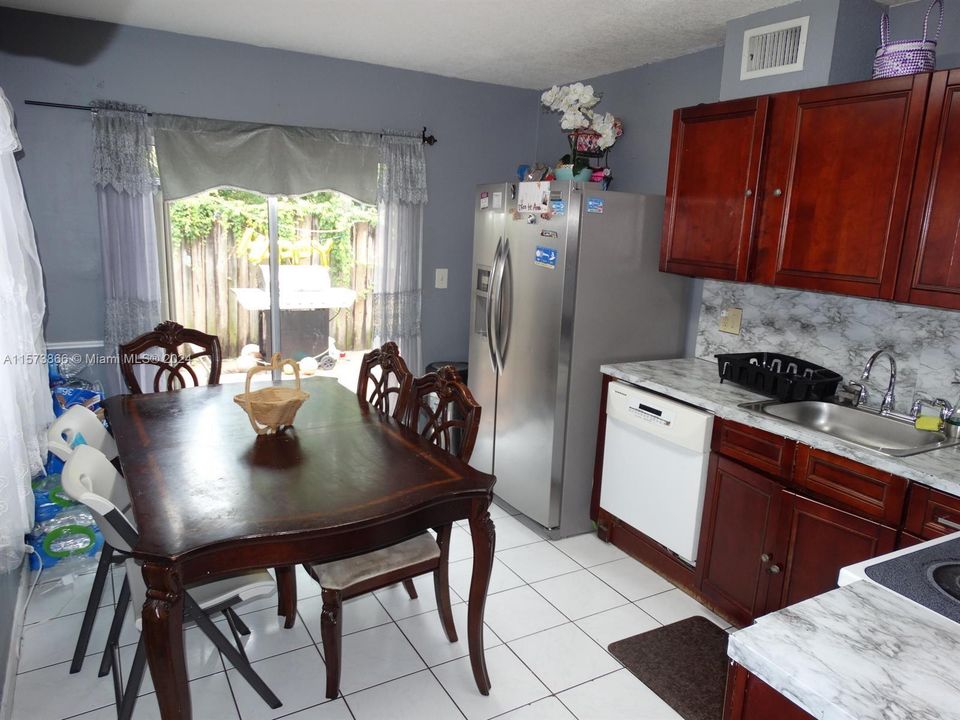 For Sale: $189,000 (2 beds, 2 baths, 855 Square Feet)