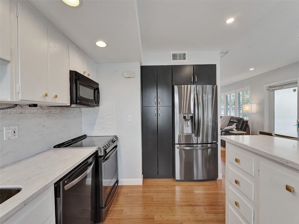 For Sale: $650,000 (2 beds, 2 baths, 1140 Square Feet)