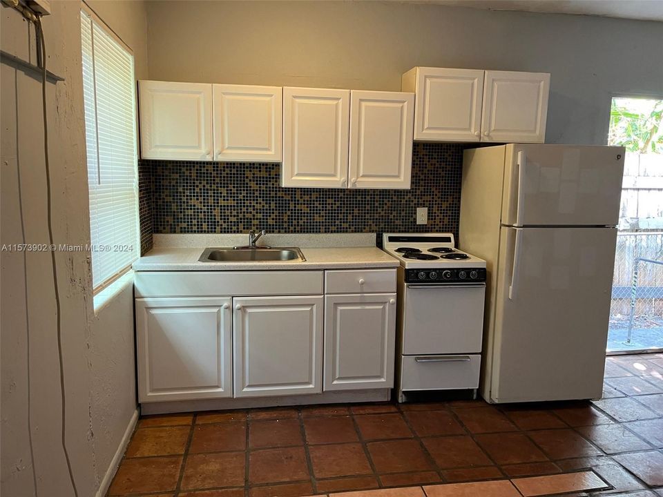 Active With Contract: $1,000 (1 beds, 1 baths, 1290 Square Feet)