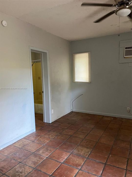 Active With Contract: $1,000 (1 beds, 1 baths, 1290 Square Feet)