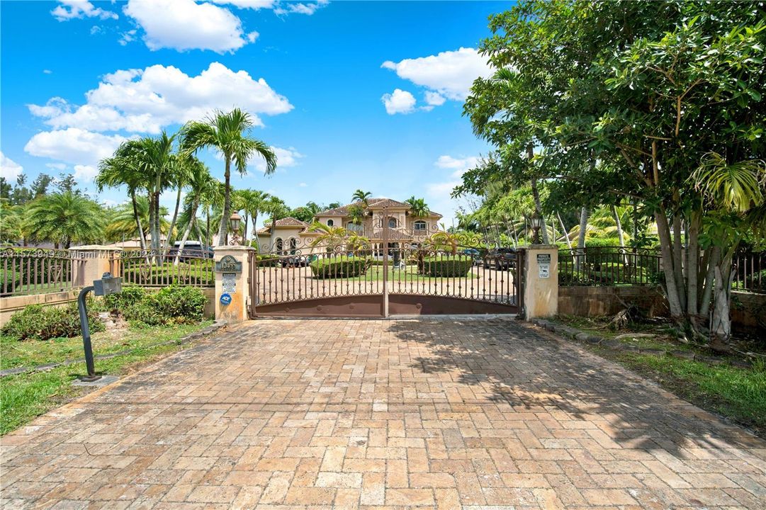 For Sale: $3,900,000 (7 beds, 6 baths, 6872 Square Feet)